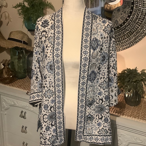 Max Studio -Size Small -open front - Picture 1 of 4